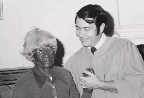 这张看起来很正常的照片在当时是非常令人震惊的