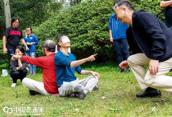 2017年4月21日,由杭州植物园、阿里巴巴公益基金会、桃花源基金会合力打造的桃源里自然中心正式开学,马云到场并体验了第一堂课。