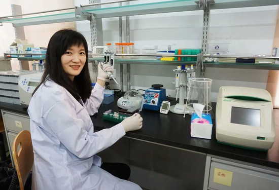 付巧妹，在德国马普所做博士和博后研究时就因高超的古NDA捕获技术被称为Magic Fu，现在她正带领着自己的古DNA研究团队，与合作者们一起揭开中国古人类的秘密。图源：付巧妹