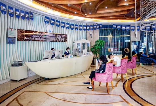 2020年5月，四川成都市的一家牙科医院的服务前台。图/中新