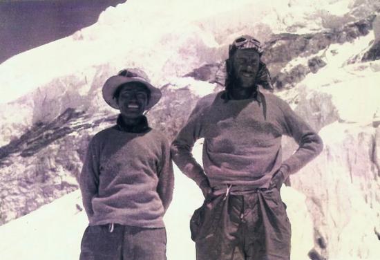 登山途中的艾德蒙•希拉里与尼泊尔向导丹增•诺盖