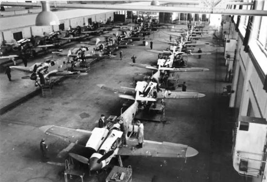 △ 1943年，位于班加罗尔的印度斯坦航空公司工厂开始为美军修飞机