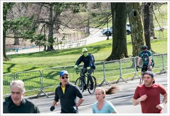 ▲4月4日，纽约市民在中央公园跑步骑行
