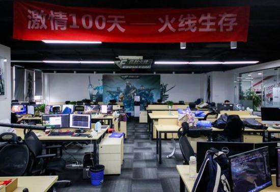 风际游戏的旧办公室也在软件园，屋中挂着“激情100天，火线生存”的标语。摄影：润程