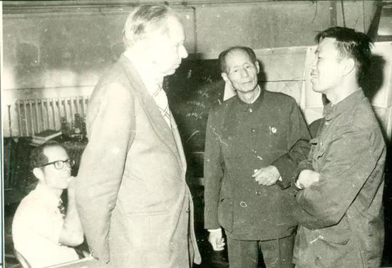杨澄中、魏宝文（右1）与外国专家讨论