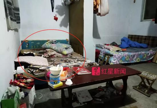 李达的床上一片狼藉。另一个空床是父母在睡