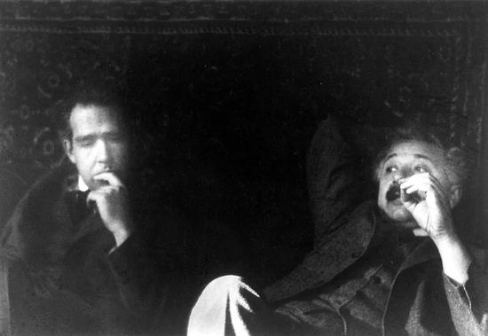 玻尔（左）和爱因斯坦（右）。图片来源：Wikimedia Commons