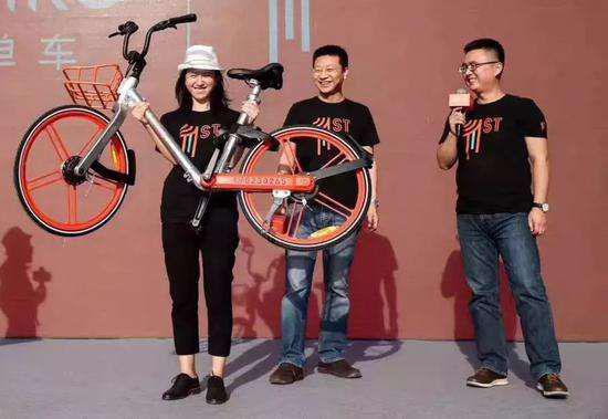 胡玮炜（左）与王晓峰（中）