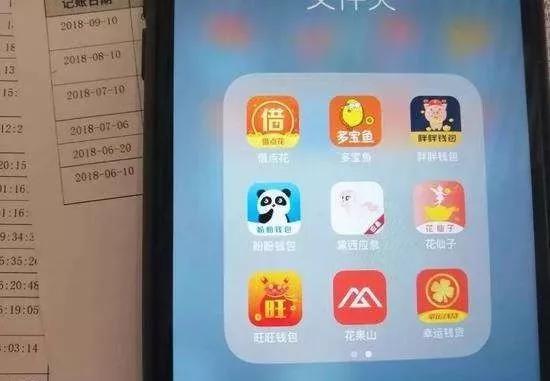 菲律宾和记国际·国外小哥攒2500 瓶盖,拿来铺吧台完工太美了,环氧树脂立大功