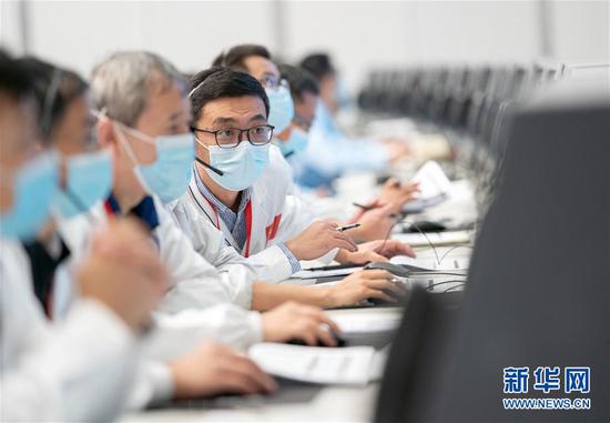 10月9日，在北京航天飞行控制中心，航天科技人员在现场工作。 新华社记者 才扬 摄