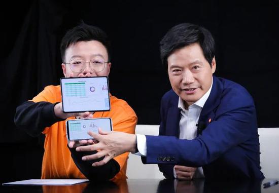 雷军正在直播带货自家产品(图源:小米手机官方微博)