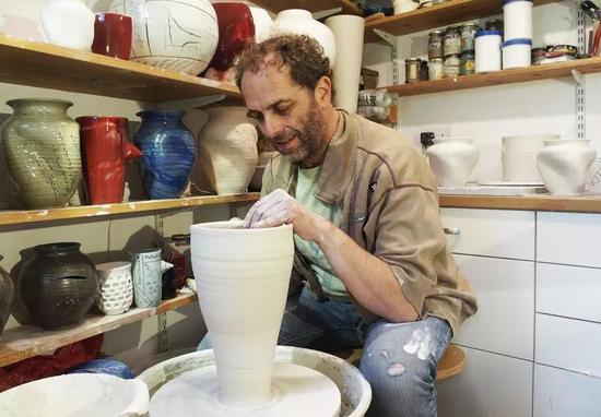 理论物理学家Nadav Drukker在业余时间做陶器。来源：Nadav Drukker