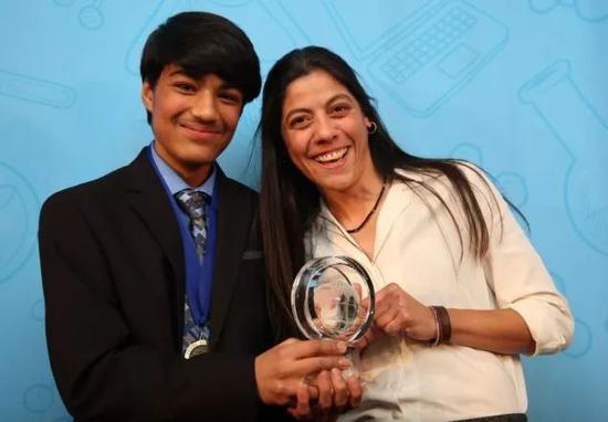 Rishab Jain和他的导师DöneDemirgöz