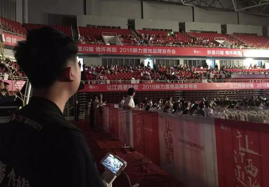 无人机拍摄师工作场景