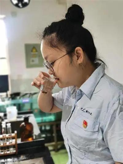 成都自来水厂的品水师正在进行品水工作 图片来源成都商报