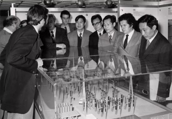 1979年魏宝文院士(右5)在格林诺布尔参观