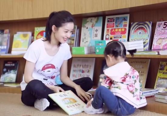 章泽天与女儿一起为贫困儿童选书。来源：京东微博