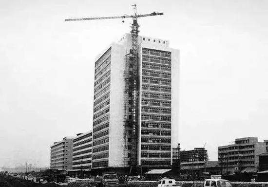 1982年8月，20层高的深圳电子大厦竣工，是当时深圳经济特区第一高楼