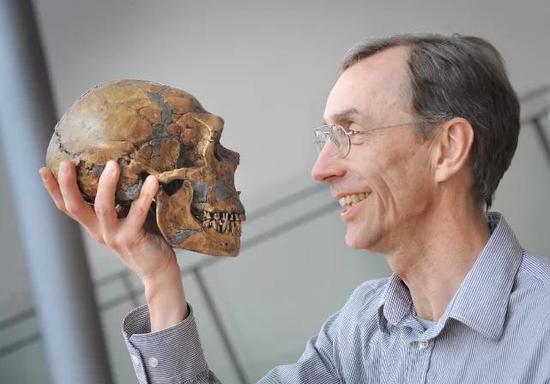 尼安德特人头骨和斯万特·帕博教授（图源：华盛顿邮报）