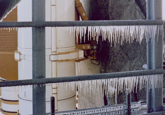  图为挑战者号STS-51L的发射现场，在发射前的几个小时内，温度迅速降到了零度以下，可以看到发射井里冻上了冰碴。（来源：NASA）