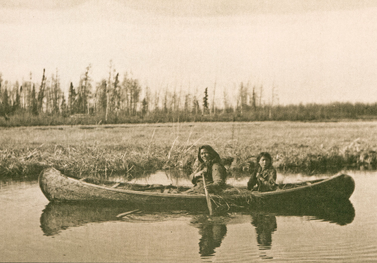 在独木舟上猎捕麝鼠的契帕瓦女性和她的孩子|National Archives of Canada