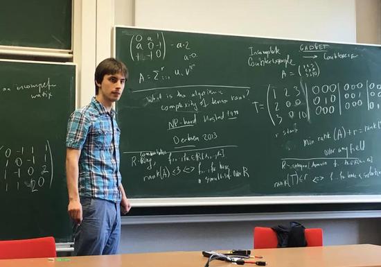 Yaroslav Shitov 找到了一个反例，推翻了 Hedetniemi 在 53 年前提出的猜想。图片来源：Özde Bayer， Max Planck Institute for Mathematics in the Sciences