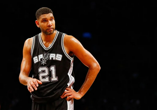 著名NBA球星蒂姆·邓肯坚持读完大四再进入联盟