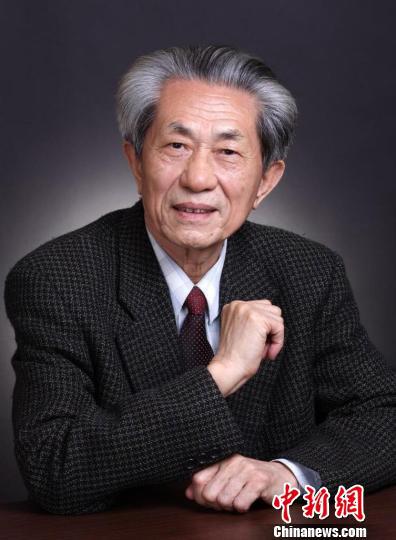 中国著名物理学家闵乃本。南京大学供图