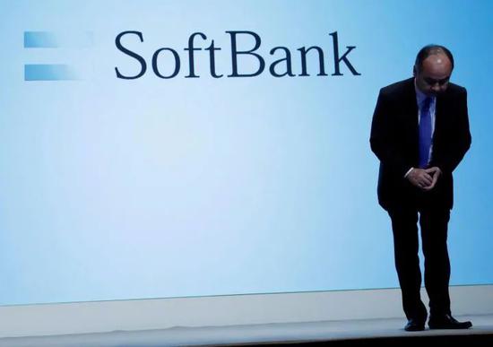 孙正义就投资失败鞠躬道歉，图源：路透社