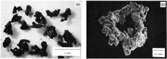 左图是月球典型的土壤,由阿波罗11号带回来的月球土壤,样品代号为10084。 (a) ,右图是放大10倍后的电镜下的图片,月球土壤颗粒表面,好像是被一层玻璃覆盖。