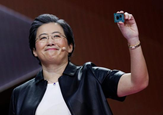 AMD CEO苏姿丰展示第三代锐龙桌面处理器
