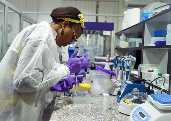 FehintolaAjogbasile是尼日利亚非洲传染性疾病基因组卓越中心（theAfricanCentreofExcellence for GenomicsofInfectiousDiseases）的一名研究生，她正在运用CRISPR诊断性测试方法寻找血液样本中的拉沙病毒。