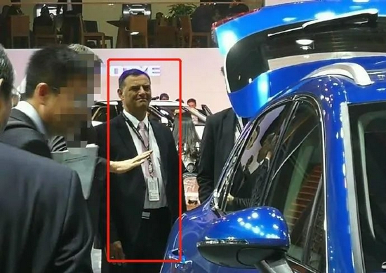 保时捷CEO奥博姆在众泰展台旁皱紧眉头，图源易车网