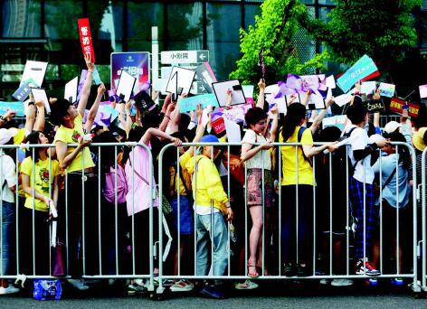 6月11日，《创造101》举行女团创始人见面会，吸引了数千名粉丝到场。
