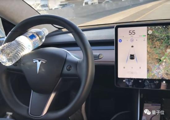 而且, 特斯拉对车内司机状态的监控,显然不太够。