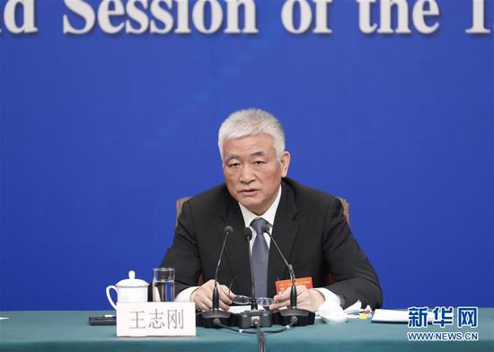 这是王志刚在回答记者提问。 新华社记者 沈伯韩 摄