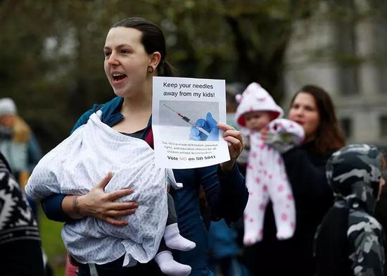 今年初，美国华盛顿州的父母游行抗议强制疫苗接种的规定。
