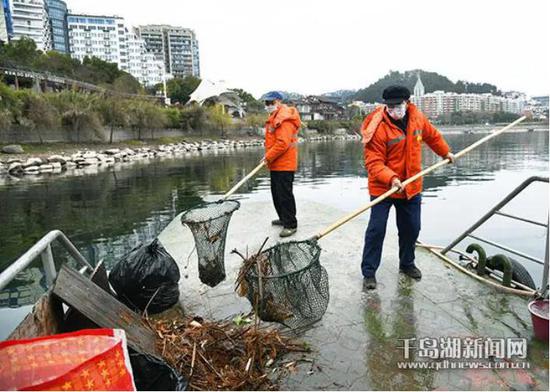 千岛湖水上垃圾打捞（来源：千岛湖新闻网）