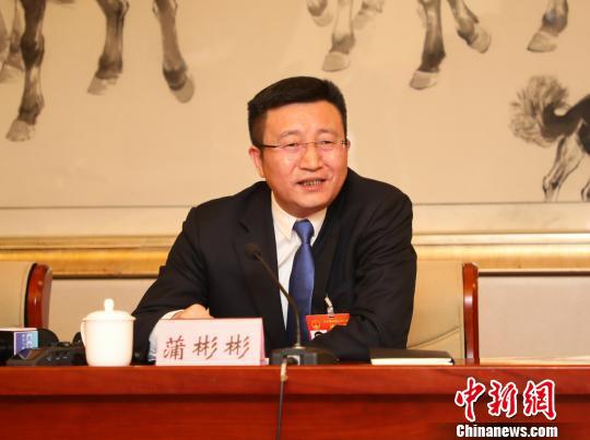 图为全国人大代表、重庆市垫江县委书记蒲彬彬。 钟欣 摄