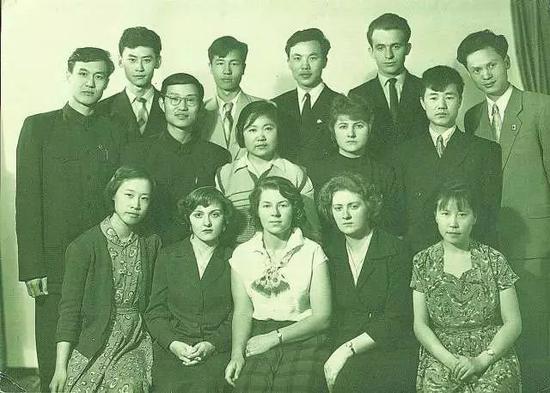 留学苏联时的合影(摄于 1960 年,前排左一为张弥曼)
