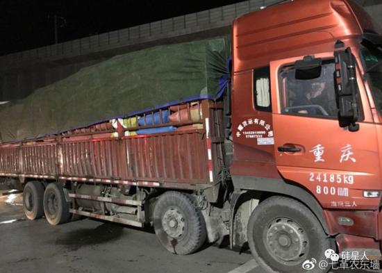 微博@七革农东墙打顺风车从巫山到重庆，打到一辆大货车