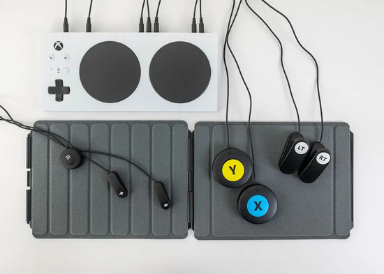  ▲ 微软 Xbox Adaptive Controller 连接外置设备