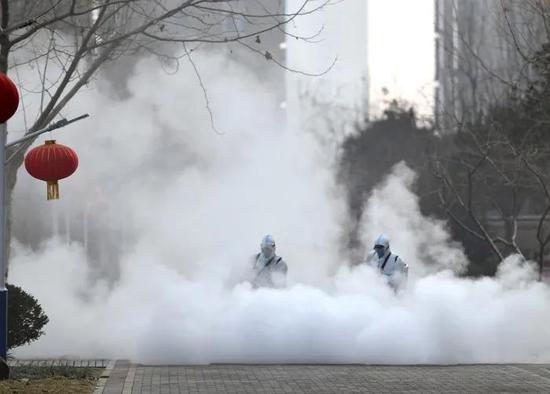 2020年1月,中国石家庄一条街道上正在进行消杀。来源:Zhai Yujia/China News Service via Getty