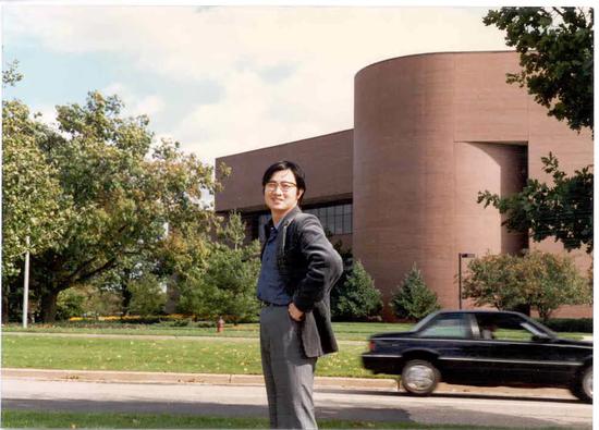1987年，丁玖在密西根州立大学Wharton表演中心前