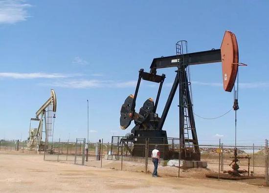 常规游梁式抽油机，业内称“磕头机/马头机” 来源：https：//www.celebritynetworth.com/articles/how-much-does/1-trillion-dollars-oil-discovered-west-texas/