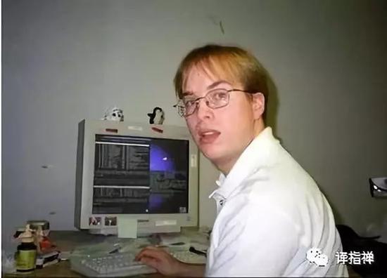 Gmail创始人保罗·布克海特在谷歌办公桌前，摄于1999年（摄影：Courtesy Paul Buchheit）