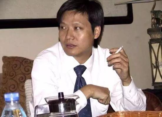 二十多岁的小雷子,烟瘾不小。