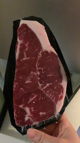 没有冰柜的上海居民团购到了牛排，但空间不够，无奈只能裁剪原本的包装