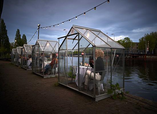 荷兰餐厅抗疫新招 玻璃温室户外单间