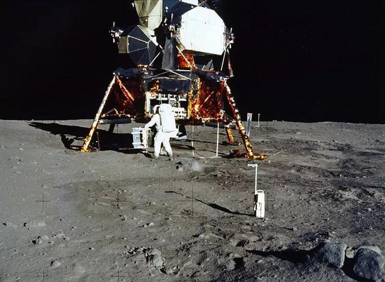 图中还可以看到用于太阳风成分实验的铝箔板。来源:NASA AS11-40-5931